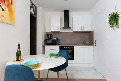 Cuisine ou kitchenette dans l'établissement Deluxe studio tout équipé - hyper centre historique