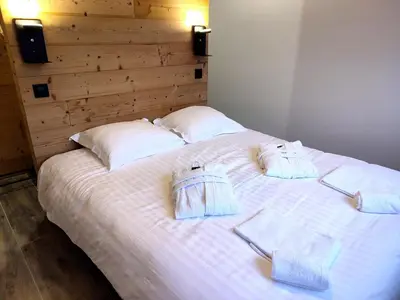 Un ou plusieurs lits dans un hébergement de l'établissement Chalet Lignum, Exceptionnel - Sauna & SPA - vue sur les montagnes, 8 minutes des pistes.