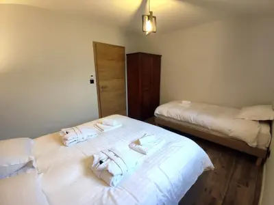 Un ou plusieurs lits dans un hébergement de l'établissement Chalet Lignum, Exceptionnel - Sauna & SPA - vue sur les montagnes, 8 minutes des pistes.