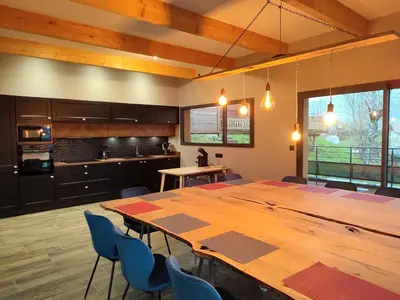 Cuisine ou kitchenette dans l'établissement Chalet Lignum, Exceptionnel - Sauna & SPA - vue sur les montagnes, 8 minutes des pistes.