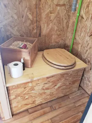 Salle de bains dans l'établissement La roulotte Le Mond'idéal à Leval