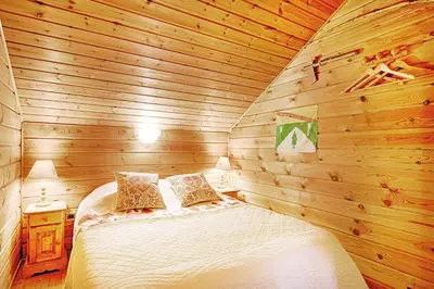Un ou plusieurs lits dans un hébergement de l'établissement Le Chant de la Rivière - Chalet 3 étoiles pour 8 personnes