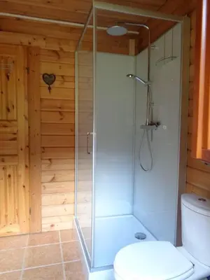 Salle de bains dans l'établissement Le Chant de la Rivière - Chalet 3 étoiles pour 8 personnes
