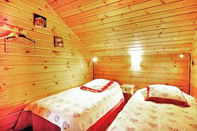Un ou plusieurs lits dans un hébergement de l'établissement Le Chant de la Rivière - Chalet 3 étoiles pour 8 personnes