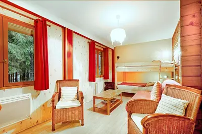 Coin salon dans l'établissement Le Chant de la Rivière - Chalet 3 étoiles pour 8 personnes