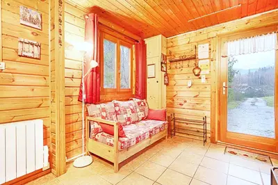 Coin salon dans l'établissement Le Chant de la Rivière - Chalet 3 étoiles pour 8 personnes