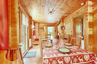 Coin salon dans l'établissement Le Chant de la Rivière - Chalet 3 étoiles pour 8 personnes