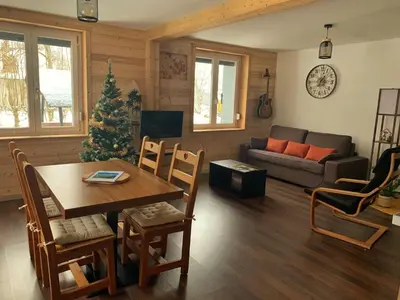 Télévision ou salle de divertissement dans l'établissement Appartement cosy avec jardin et barbecue