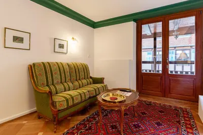 Coin salon dans l'établissement Chabi Cottage Gîte au coeur d'Eguisheim