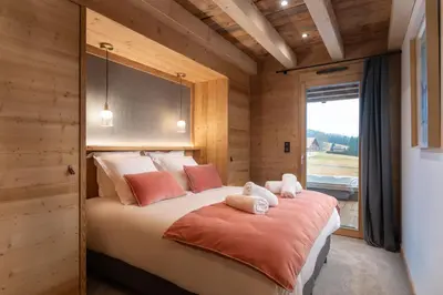 Un ou plusieurs lits dans un hébergement de l'établissement Chalet Mayen, luxueux et intimiste