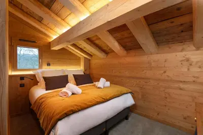 Un ou plusieurs lits dans un hébergement de l'établissement Chalet Mayen, luxueux et intimiste