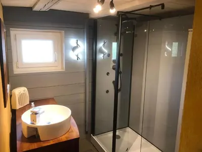 Salle de bains dans l'établissement Maison pittoresque à Sainte-Croix-aux-Mines, vue sur la montagne