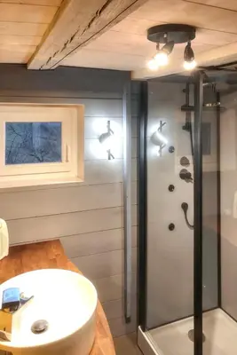 Salle de bains dans l'établissement Maison pittoresque à Sainte-Croix-aux-Mines, vue sur la montagne
