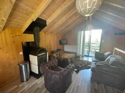 Télévision ou salle de divertissement dans l'établissement Le Chalet de Juliette