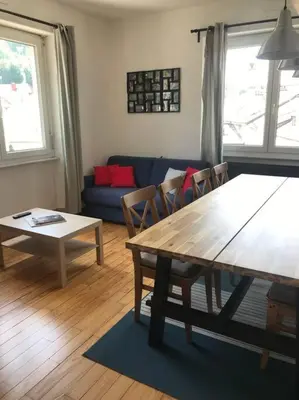 Coin salon dans l'établissement Charmant appartement en centre ville