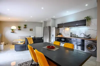 Cuisine ou kitchenette dans l'établissement Le Charles