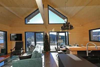 Télévision ou salle de divertissement dans l'établissement Chalet l'URSUS - séjour premium avec vue montagne