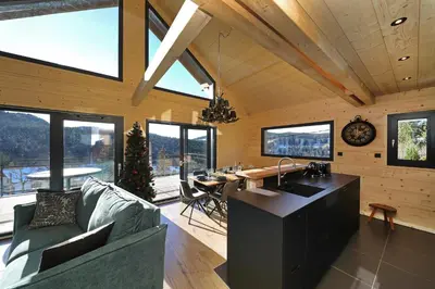 Télévision ou salle de divertissement dans l'établissement Chalet l'URSUS - séjour premium avec vue montagne