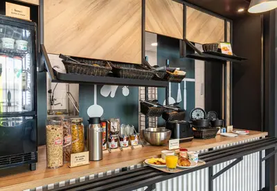 Cuisine ou kitchenette dans l'établissement B&B HOTEL Mulhouse Bâle Aéroport