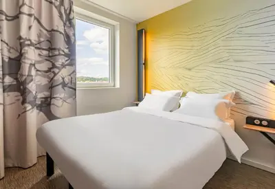 Un ou plusieurs lits dans un hébergement de l'établissement B&B HOTEL Mulhouse Bâle Aéroport