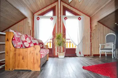 Coin salon dans l'établissement Chalet familial à Vagney + Jardin et Terrain de Bowling