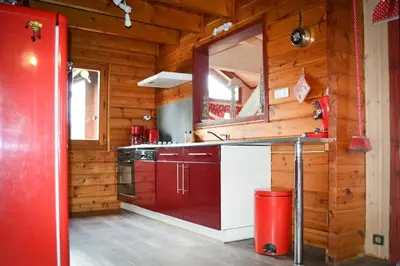 Cuisine ou kitchenette dans l'établissement Chalet familial à Vagney + Jardin et Terrain de Bowling