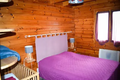 Un ou plusieurs lits dans un hébergement de l'établissement Chalet familial à Vagney + Jardin et Terrain de Bowling