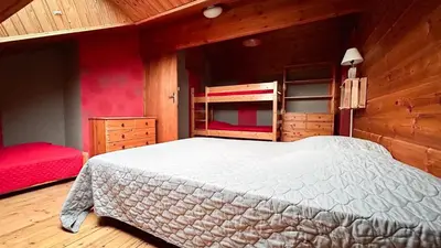 Un ou plusieurs lits dans un hébergement de l'établissement Chalet familial à Vagney + Jardin et Terrain de Bowling