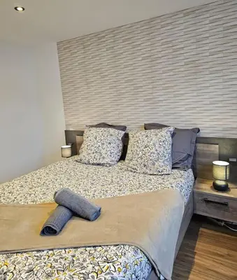 Un ou plusieurs lits dans un hébergement de l'établissement appartement cosy à seloncourt