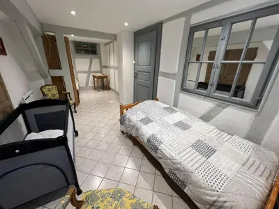 Un ou plusieurs lits dans un hébergement de l'établissement Maison chez Léa - grand gîte familial calme parking terrasse