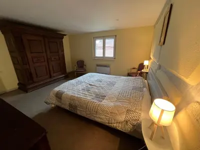 Un ou plusieurs lits dans un hébergement de l'établissement Maison chez Léa - grand gîte familial calme parking terrasse