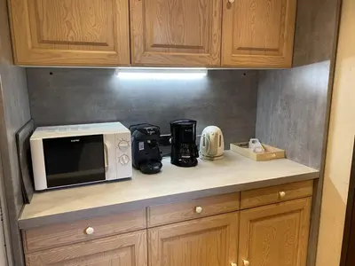 Cuisine ou kitchenette dans l'établissement LA POMME DE PIN 1 Appartement avec terrasse