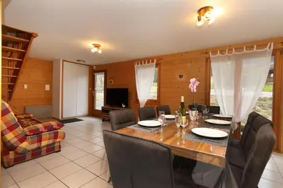 Coin salon dans l'établissement Le Chalet du Lac - Dans un environnement idéal