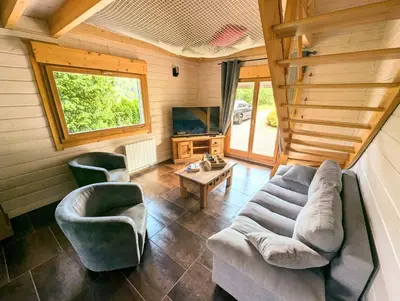 Coin salon dans l'établissement Chalet Sauna jacuzzi 6 personnes