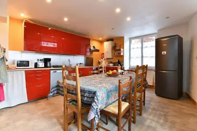 Cuisine ou kitchenette dans l'établissement Gite spacieux et chaleureux 8p, route des vins