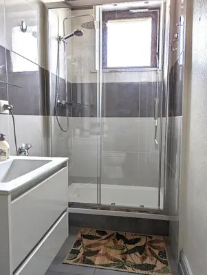 Salle de bains dans l'établissement Le Mirage - appartement 2 chambres, salon, cuisine équipée, parking et wifi gratuit
