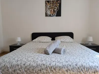 Un ou plusieurs lits dans un hébergement de l'établissement Le Mirage - appartement 2 chambres, salon, cuisine équipée, parking et wifi gratuit