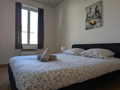 Un ou plusieurs lits dans un hébergement de l'établissement Le Mirage - appartement 2 chambres, salon, cuisine équipée, parking et wifi gratuit