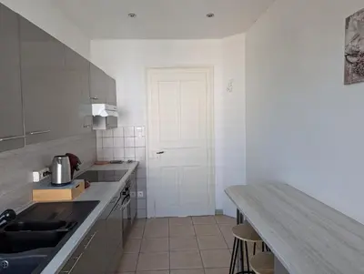 Cuisine ou kitchenette dans l'établissement Le Mirage - appartement 2 chambres, salon, cuisine équipée, parking et wifi gratuit