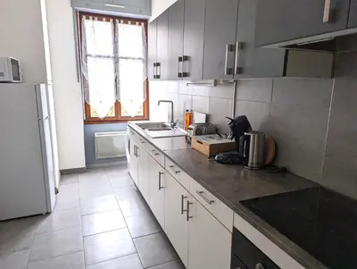 Cuisine ou kitchenette dans l'établissement Le Mirage - appartement 2 chambres, salon, cuisine équipée, parking et wifi gratuit