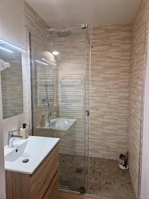 Salle de bains dans l'établissement Studio au-dessus des nuages - Parking privé