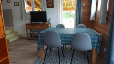 Télévision ou salle de divertissement dans l'établissement La petite maison Gîte 2 étoiles