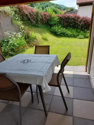 Jardin de l'établissement La petite maison Gîte 2 étoiles