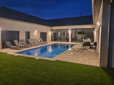 Piscine de l'établissement Maison plain-pied pour 8 personnes ou située à proximité