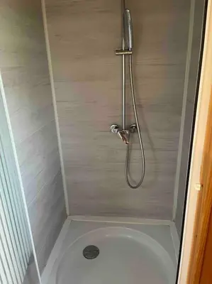Salle de bains dans l'établissement Chalet 3 étoiles à Gérardmer.