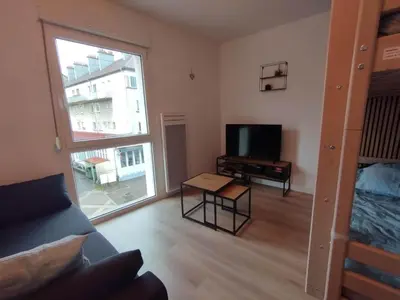 Télévision ou salle de divertissement dans l'établissement L'étoile d'argent, centre-ville