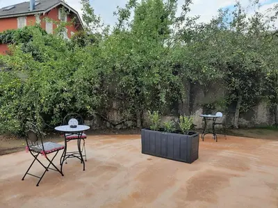 Jardin de l'établissement Chambre privée Au pied des Vosges entrée et terrasse privatives, proche gare et centre-ville