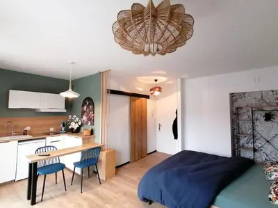Cuisine ou kitchenette dans l'établissement Studio neuf-Wintzenheim-proche Colmar-Parking-WiFi