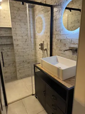 Salle de bains dans l'établissement Gite Le Grand Cerf Piscine et Spa