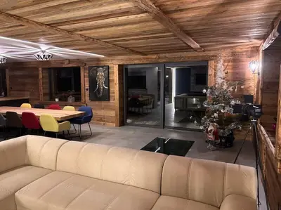 Coin salon dans l'établissement Gite Le Grand Cerf Piscine et Spa